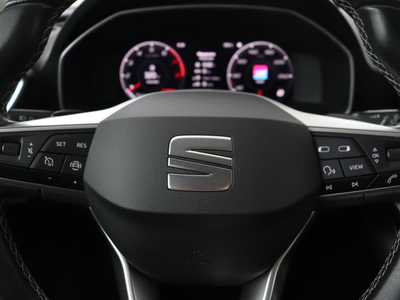 Seat LEON 1.0 eTSI Style | Trekhaak | Camera | Carplay | Full LED | Navigatie | Cruise control | Parkeerhulp | Climate control | Bluetooth