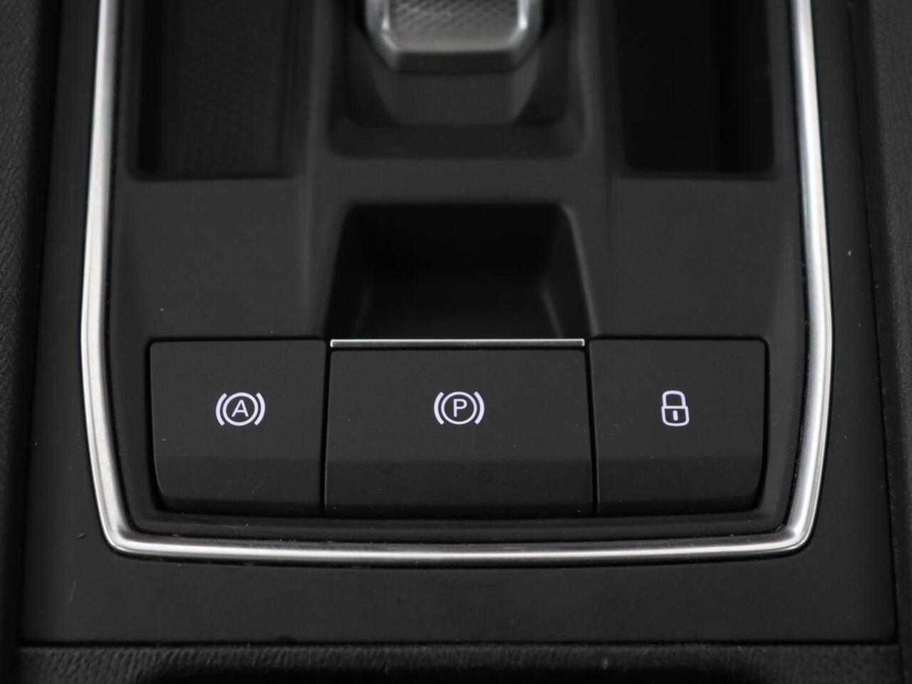 Seat LEON 1.0 eTSI Style | Trekhaak | Camera | Carplay | Full LED | Navigatie | Cruise control | Parkeerhulp | Climate control | Bluetooth