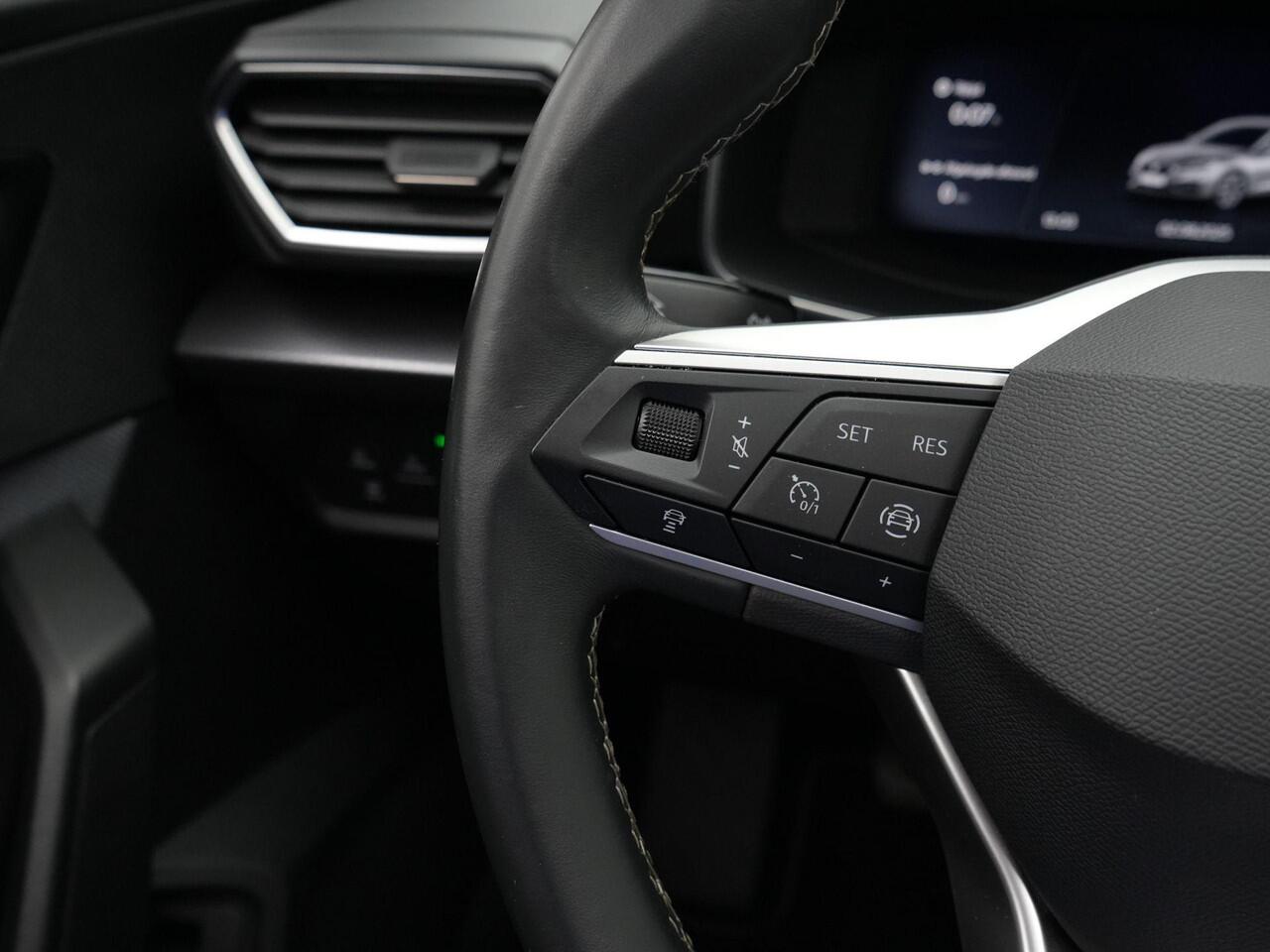 Seat LEON Sportstourer 1.0 TSI 110 pk Style Business Intense | Panoramadak | Stuur-/stoelverwarming | Achteruitrijcamera | Navigatie