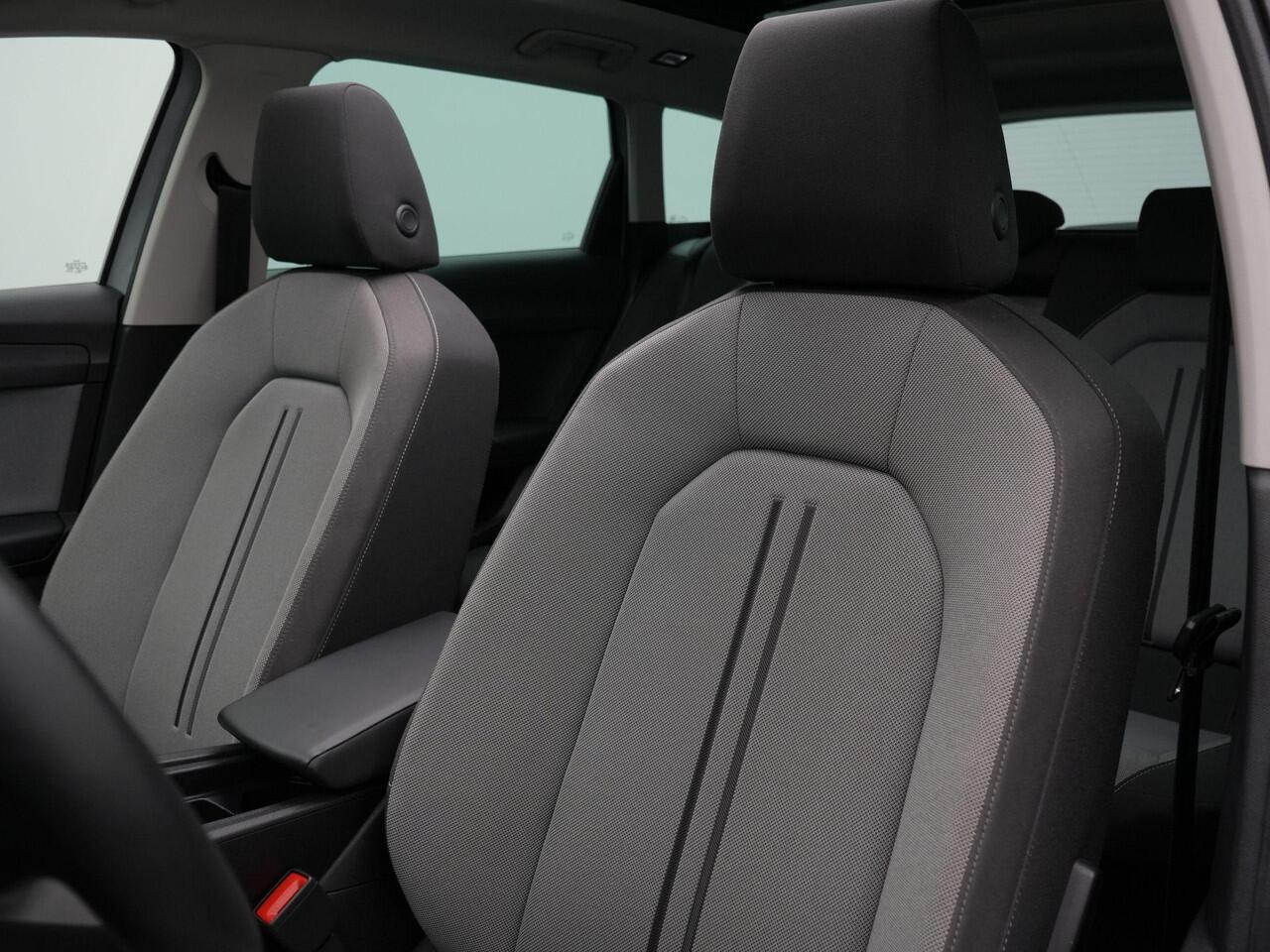 Seat LEON Sportstourer 1.0 TSI 110 pk Style Business Intense | Panoramadak | Stuur-/stoelverwarming | Achteruitrijcamera | Navigatie