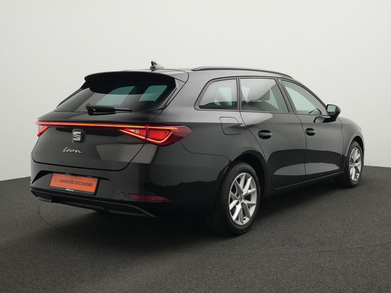 Seat LEON Sportstourer 1.5 eTSI 150 pk DSG Style Business Intense | Full LED | Achteruitrijcamera | Trekhaak | Adaptive Cruise | Park Assist | Side Assist | 16 inch
