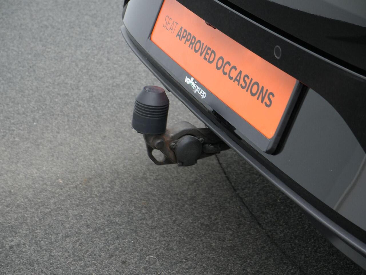 Seat LEON Sportstourer 1.5 eTSI 150 pk DSG Style Business Intense | Full LED | Achteruitrijcamera | Trekhaak | Adaptive Cruise | Park Assist | Side Assist | 16 inch