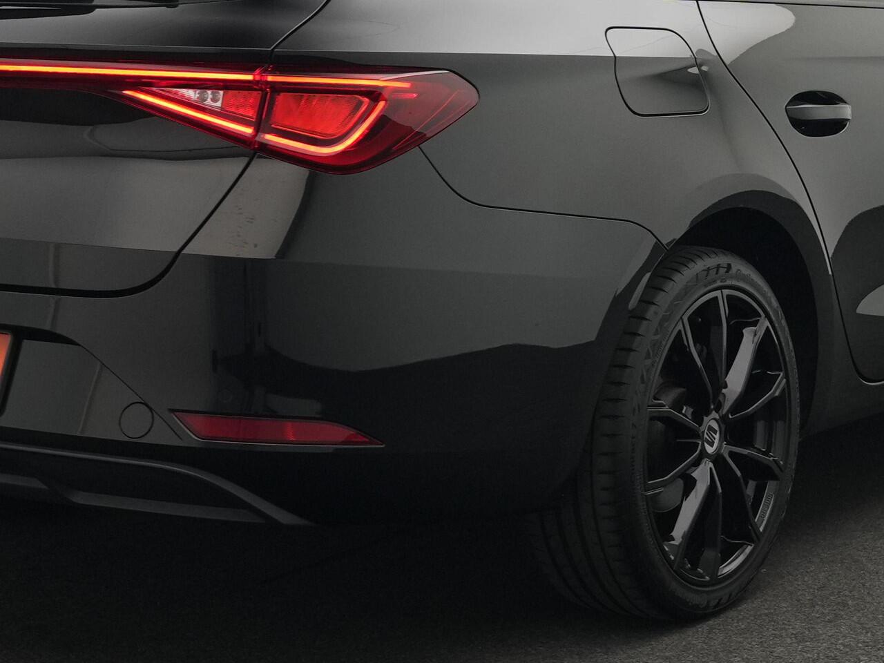 Seat LEON Sportstourer 1.0 TSI 110 pk Style | 40 Edition | LED koplampen | Luxe lederen bekleding | Climatronic | Parkeersensoren achter | Cruise Control | DAB | CarPlay | 18 inch