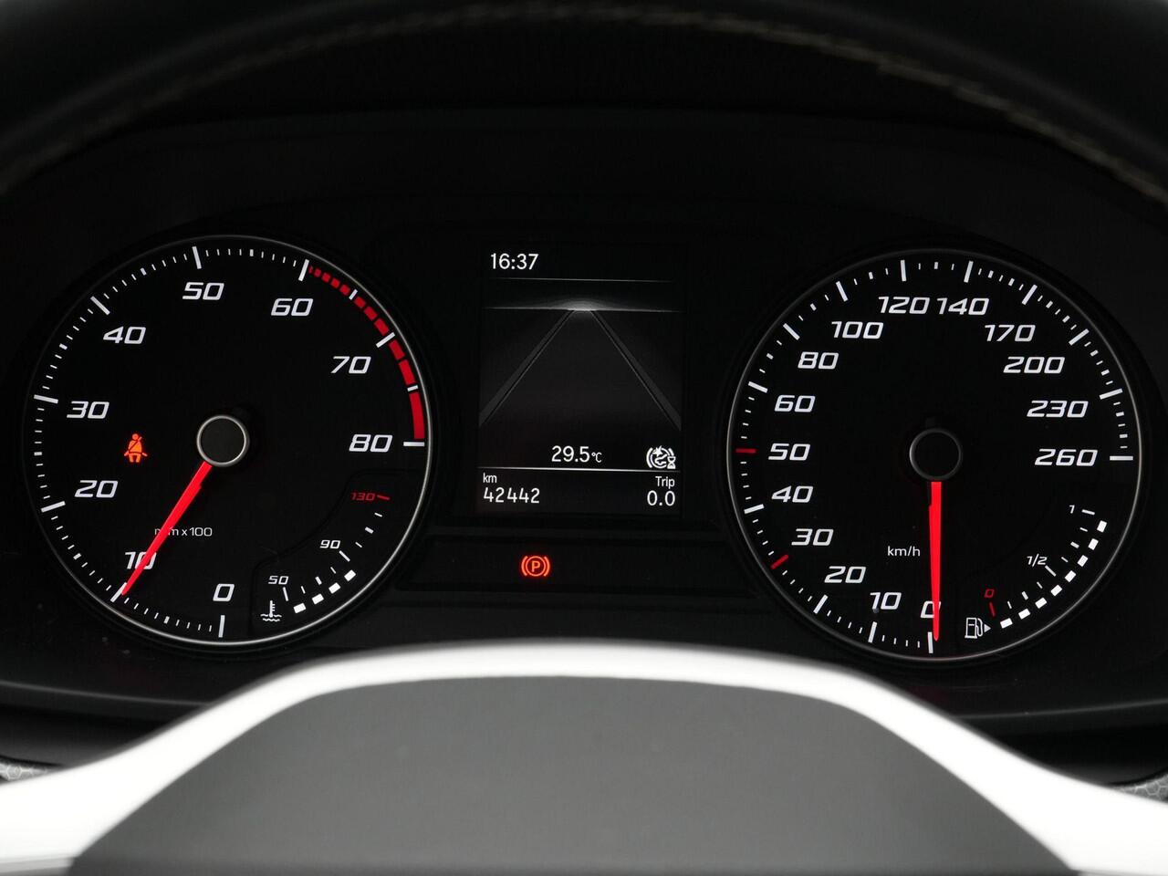 Seat LEON Sportstourer 1.0 TSI 110 pk Style | 40 Edition | LED koplampen | Luxe lederen bekleding | Climatronic | Parkeersensoren achter | Cruise Control | DAB | CarPlay | 18 inch