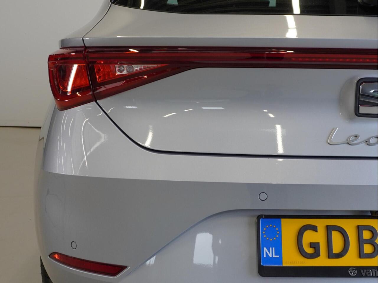 Seat LEON 1.5 eTSI FR Business Intense | Automaat | Panorama- Schuifdak | Beats Audio | Camera | Dodehoekbewaking | Rijklaarprijs