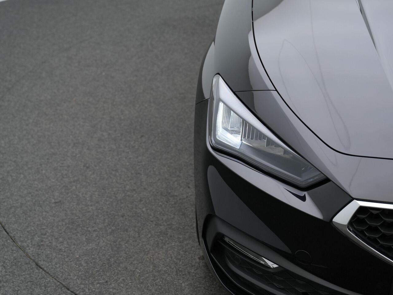 Seat LEON Sportstourer 1.0 TSI 110 pk Style | Panoramadak | Stuur-/stoelverwarming | Achteruitrijcamera | Stoelverwarming