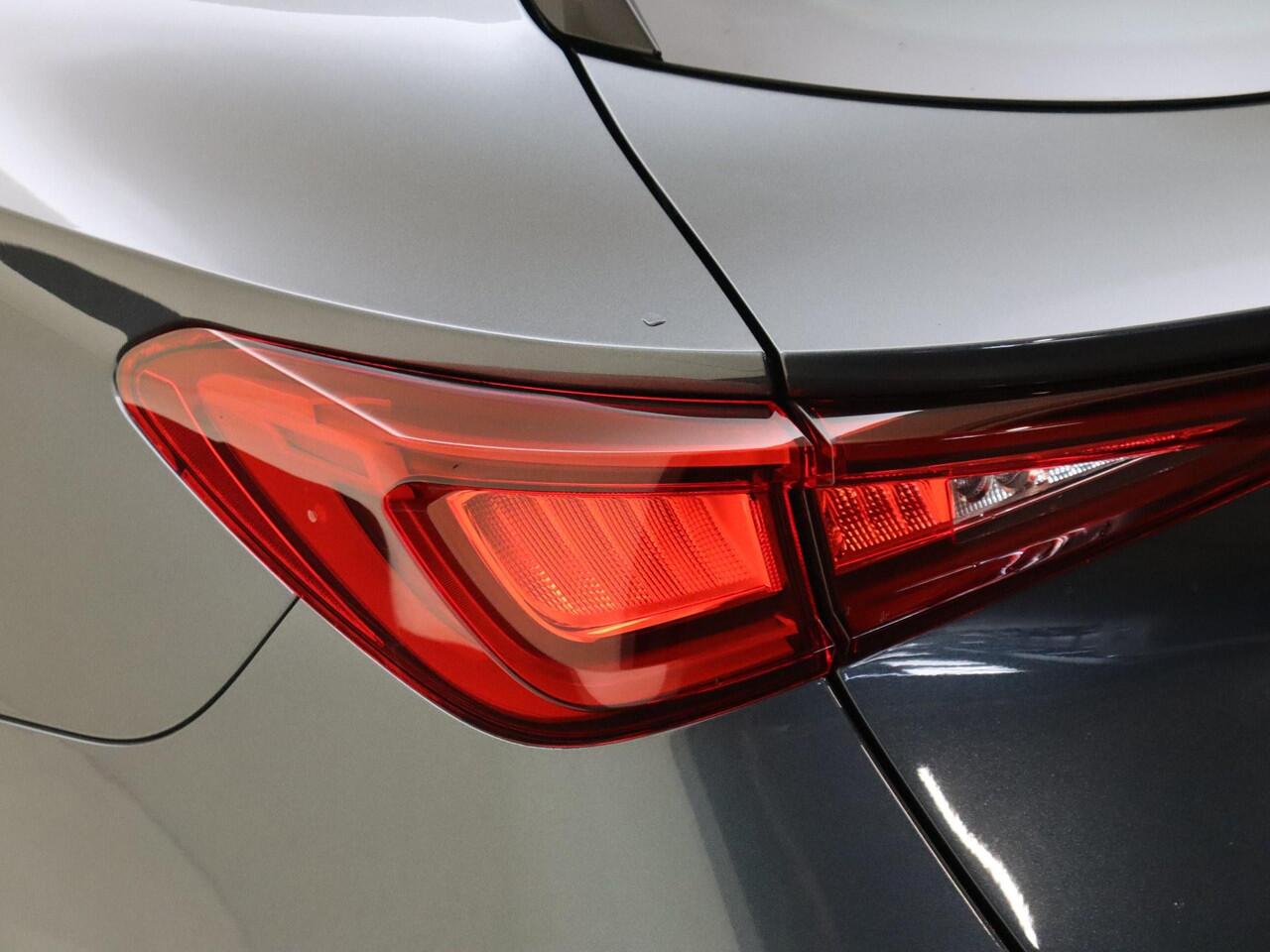 Seat LEON Sportstourer 1.5 eTSI DSG FR Business Intense | Navigatie | 18 inch LM velgen | Sportstoelen | Full LED lampen | Achteruitrijcamera