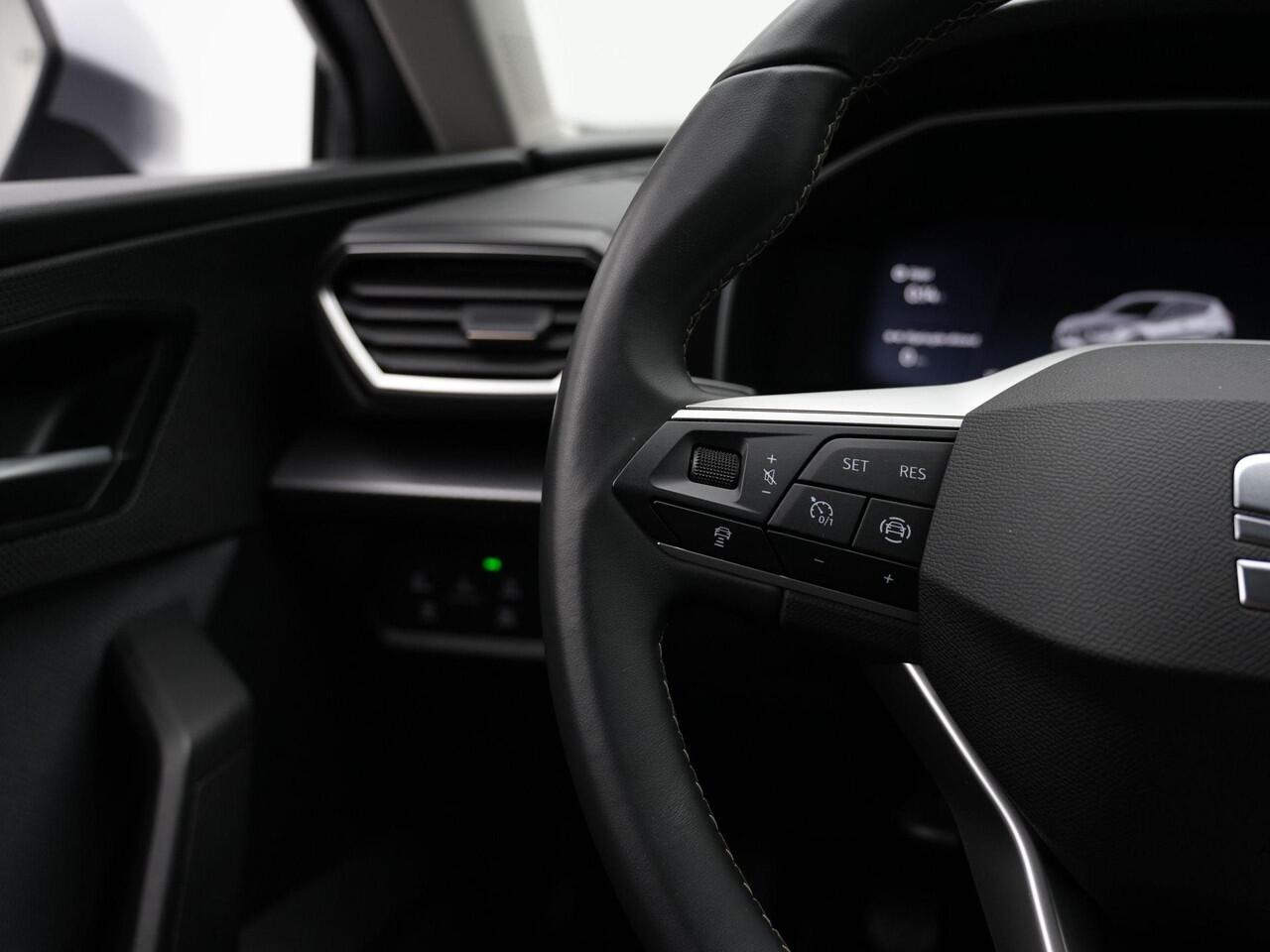 Seat LEON 1.0 TSI 110 pk FR Style | Stuur-/stoelverwarming | Achteruitrijcamera | Navigatie | Adaptive Cruise