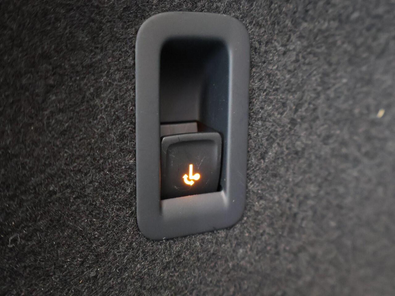 Seat LEON 1.0 TSI STYLE INTENSE + WEGKL. TREKHAAK | VIRTUAL COCKPIT | CAMERA | STOELVERW. | NAVIGATIE | CARPLAY