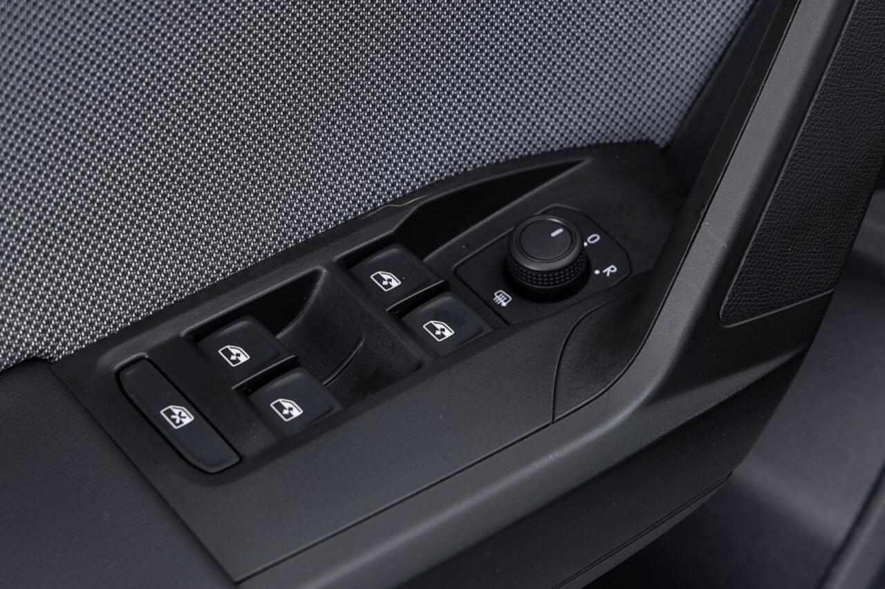 Seat LEON 1.0 eTSI Style Business Intense Automaat | NAVI | CAMERA