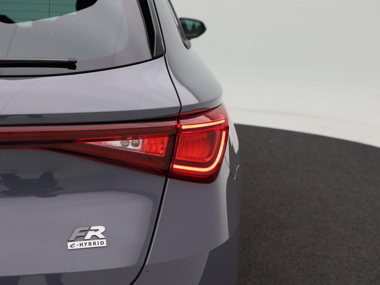 Seat LEON Sportstourer FR Business 1.5 TSI eHybrid PHEV 204pk | Trekhaak | Adaptive cruise control | Achteruitrijcamera | Black pack