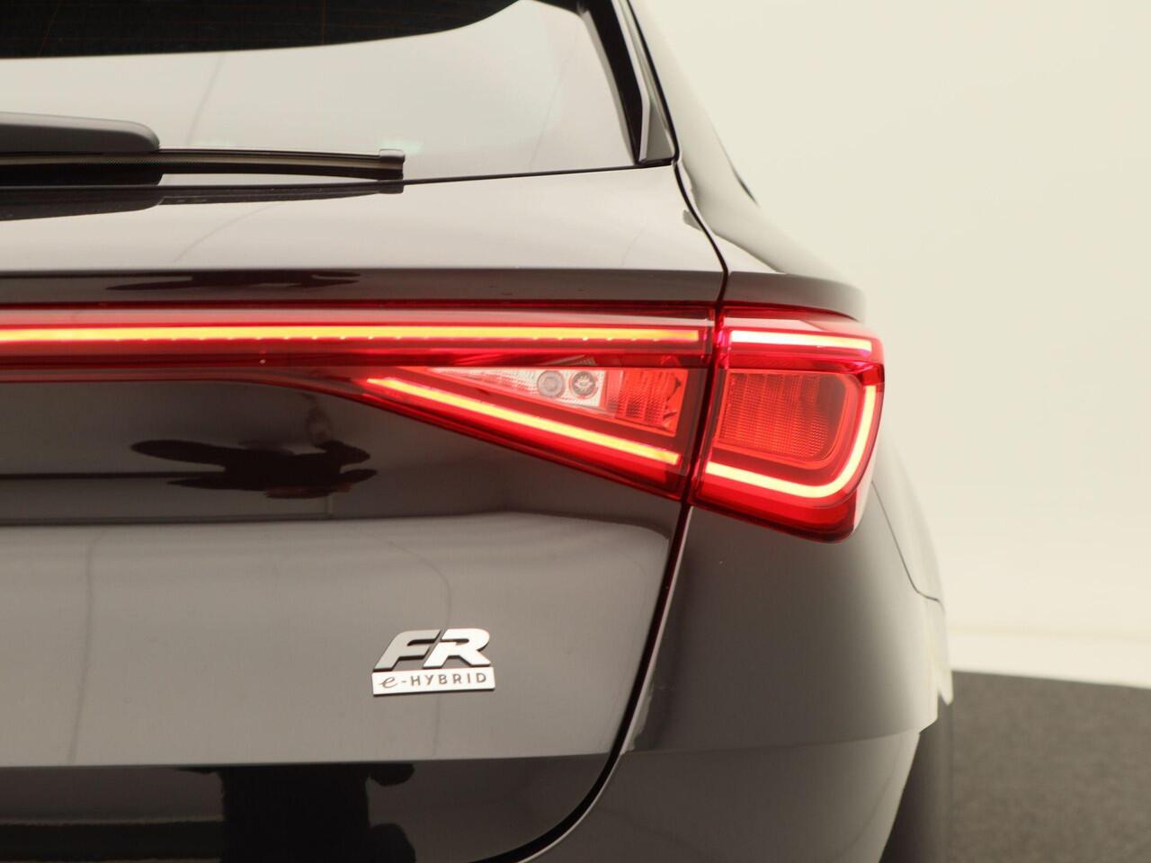 Seat LEON Sportstourer FR Business 1.5 TSI eHybrid PHEV 204pk | Trekhaak | Navigatie | Stoelverwarming | Keyless