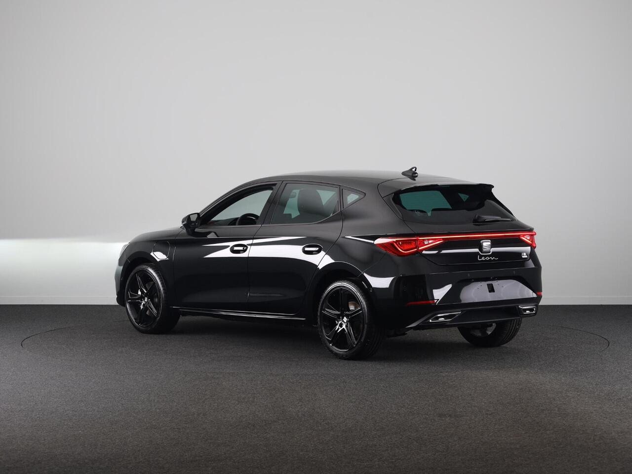 Seat LEON 1.5 TSI 204pk e-Hybrid FR Business | Black Pack | Trekhaak | Led Matrix