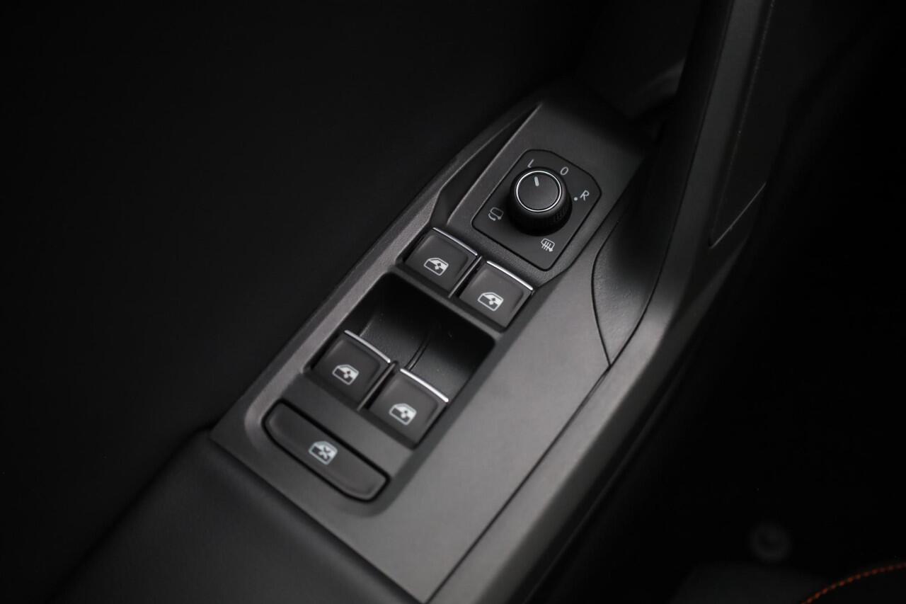 Seat LEON Sportstourer 1.5 TSI e-Hybrid FR Business 204PK / 150kW, Achteruitrijcamera, 3-zone Climatronic, Apple Carplay & Android Auto, dodehoeksensor, adaptive cruise control, grootlichtassistent, keyless start, volledig digitaal instrumentenpaneel (Virtual Cockp