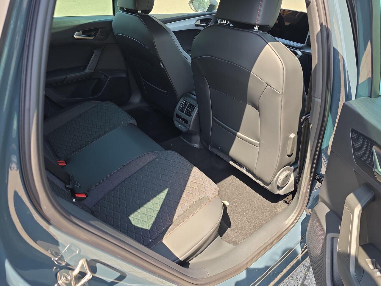 Seat LEON Sportstourer FR Business 1.5 TSI eHybrid 150kW / 204pk Stationw | Safe & Driving | Trekhaak zwenkbaar |