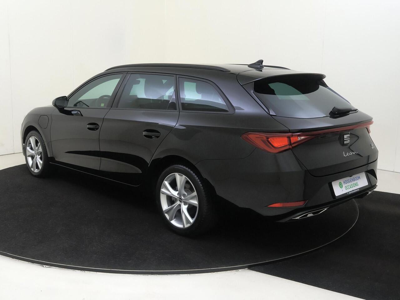 Seat LEON Sportstourer 1.5 TSI e-Hybrid FR Business | SoH 100% | Trekhaak | Parkeerassistent | Keyless | Adaptieve cruise control | Dodehoek detectie | Stoel- en stuurwielverwarming | Navigatie | Achteruitrijcamera |