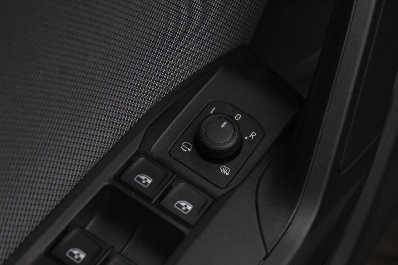 Seat LEON 1.5 eTSI Style Business Intense Automaat | Stoel en Stuur verwarming | Camera | LED