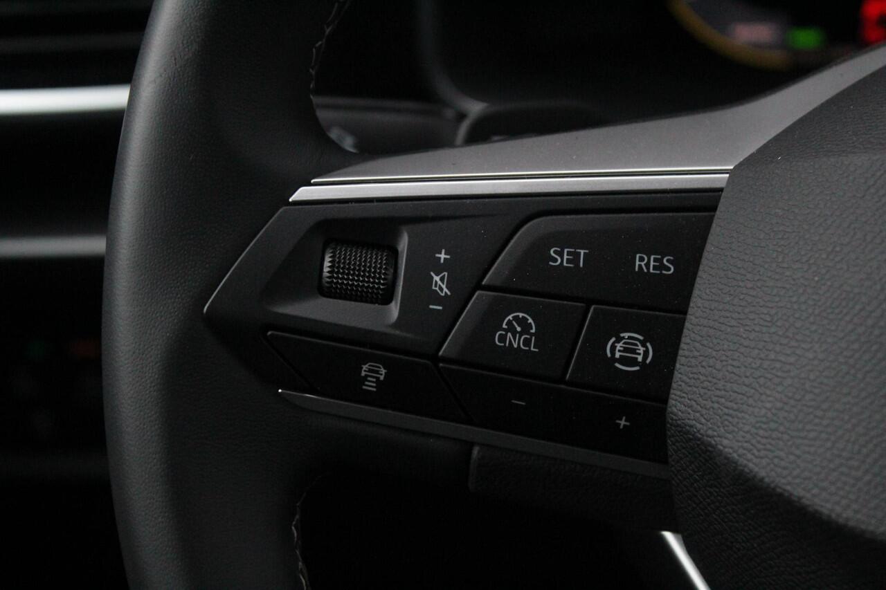 Seat LEON 1.5 eTSI Style Business Intense Automaat | Stoel en Stuur verwarming | Camera | LED