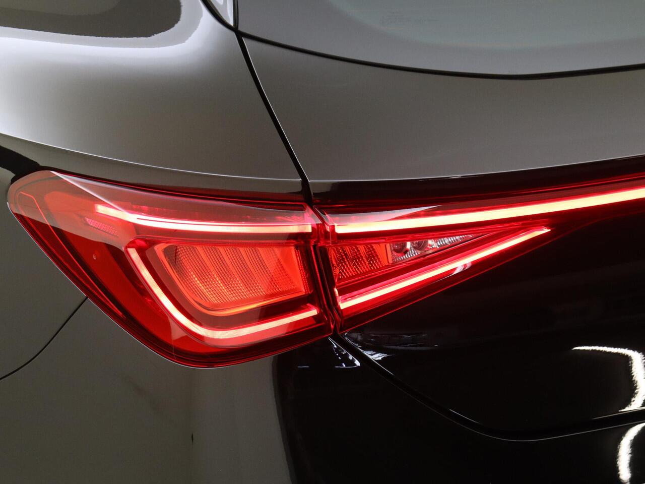 Seat LEON 1.5 TSI e-Hybrid FR Business | LED Matrix Komplampen | Keyless Entry | Trekhaak Wegklapbaar | Parkeersensoren Voor + Achter | 18" Lichtmetalen Velgen | Achterruitrijcamera |