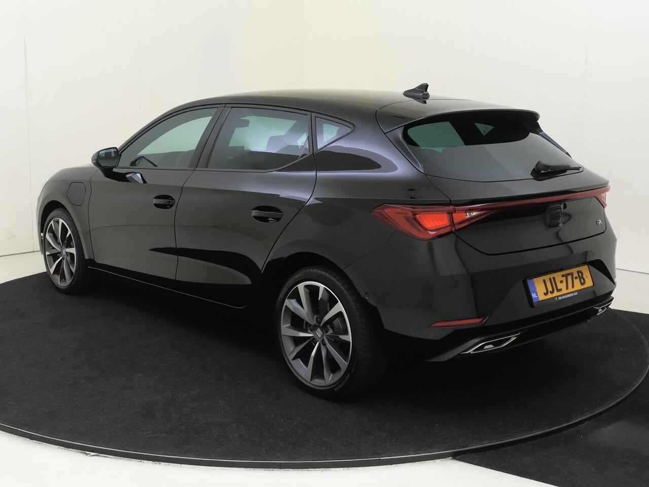 Seat LEON 1.5 TSI e-Hybrid FR Business | LED Matrix Komplampen | Keyless Entry | Trekhaak Wegklapbaar | Parkeersensoren Voor + Achter | 18" Lichtmetalen Velgen | Achterruitrijcamera |