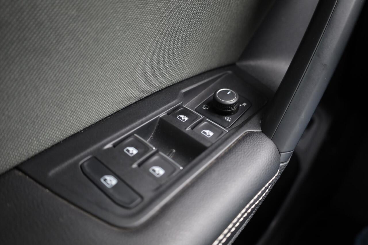 Seat Tarraco 1.4 TSI e-Hybrid PHEV Xperience Business Intense achteruitrijcamera elektrische achterklep zwarte dakhemel leder / alcantara digital cockpit navigatie privacy glas draadloos carplay ACC dealer onderhouden