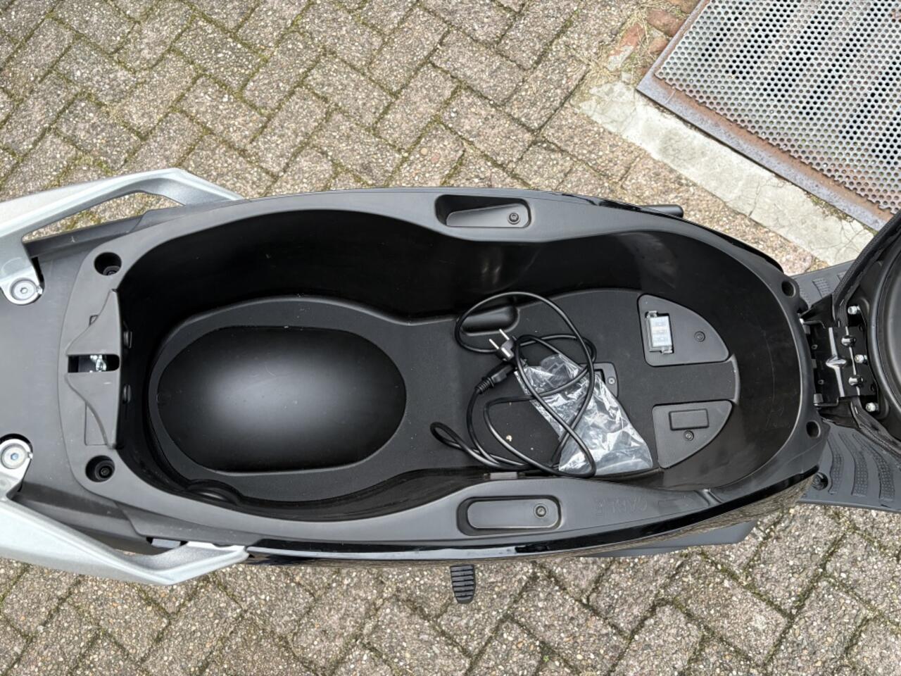 Silence 100% ELECTR. Bromscooter Silence S01 5.6 kWh EIGEN MOBIELE ACCU!!!