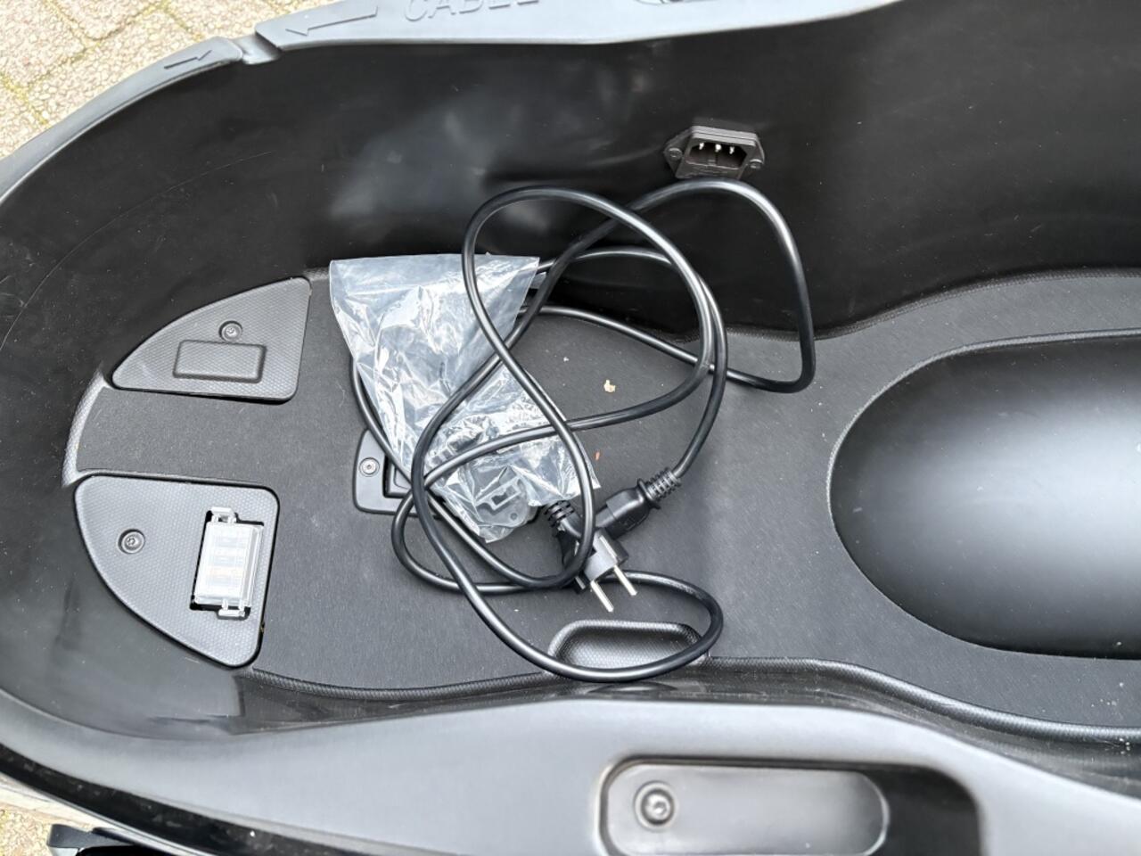 Silence 100% ELECTR. Bromscooter Silence S01 5.6 kWh EIGEN MOBIELE ACCU!!!