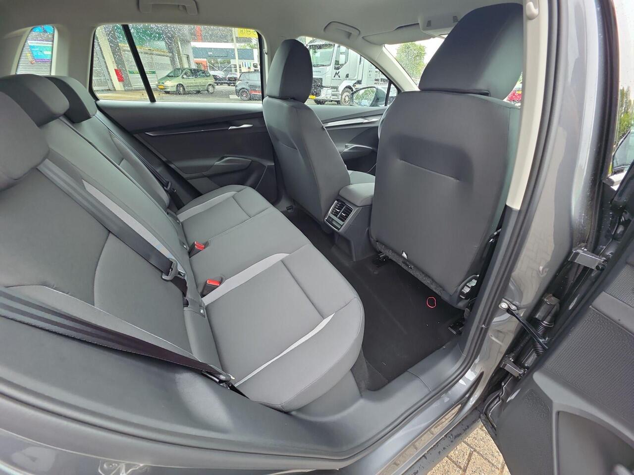 Skoda Elroq Selection Elektromotor 150 kW / 204 PK SUV Elektri | Metallic Lak | 19'' Lichtmetalen Velgen | 1500,- inruilvoordeel!