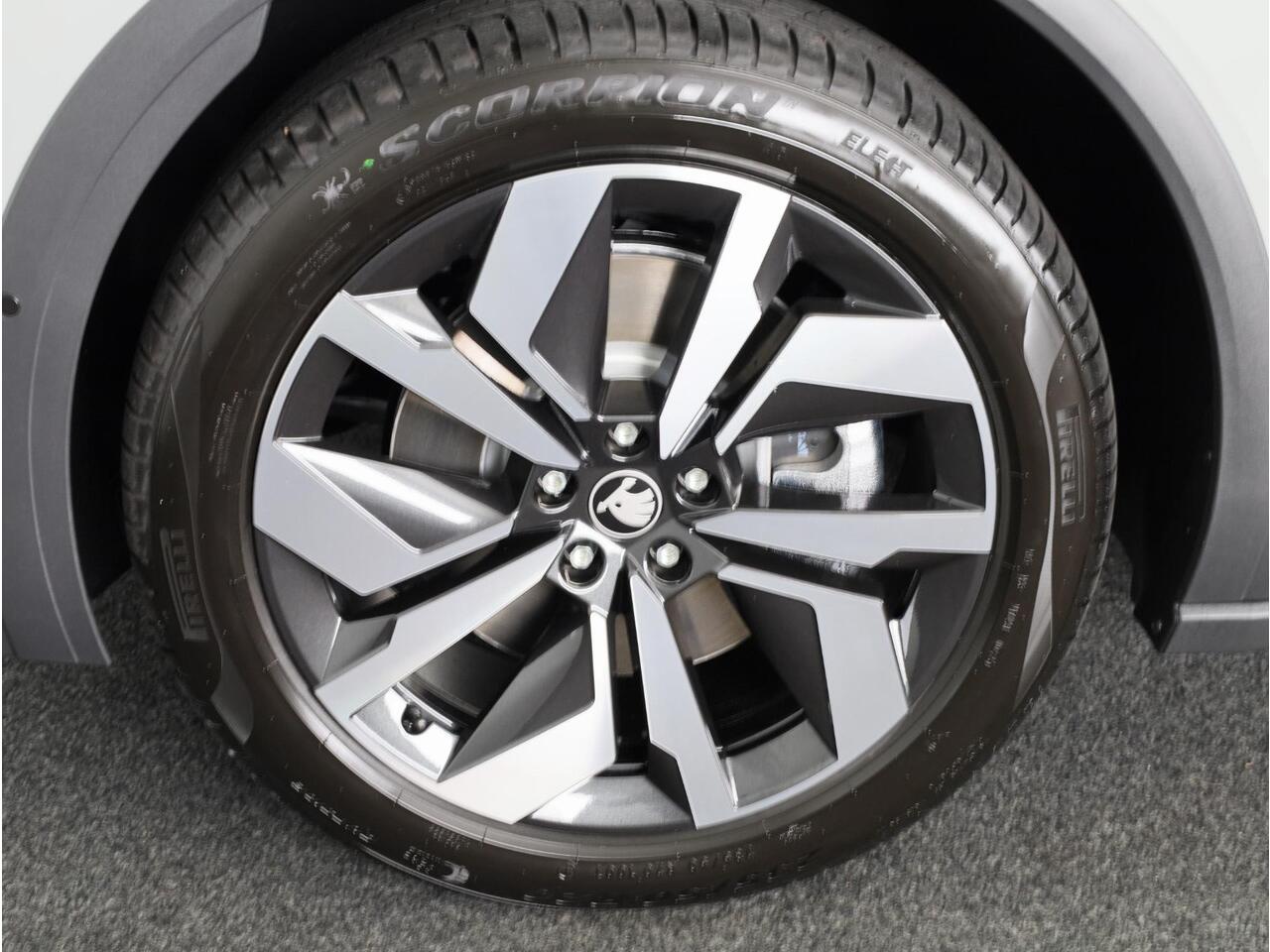 Skoda Elroq 60 Sportline 204 pk | Matrix Led koplampen | Keyless Entry | Adaptieve cruise controle | Phonebox met draadloss opladen |