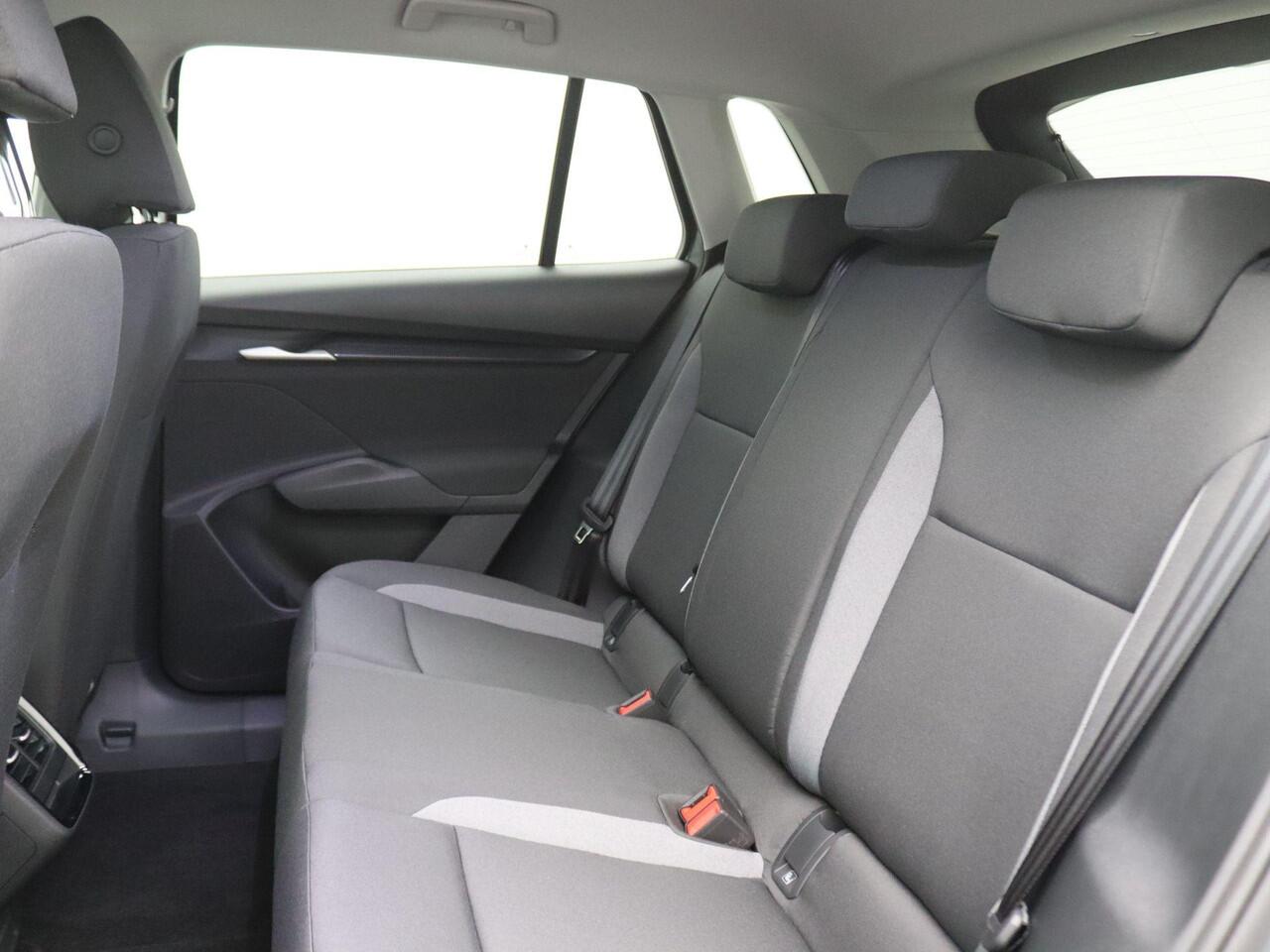 Skoda Elroq 60 Business Edition 204PK Warmtepomp, Keyless, Adaptieve Cruise Controle, Achteruitrijcamera, Side Assist, Navi, Stoel-Stuurverwarming, 19" LM Velgen