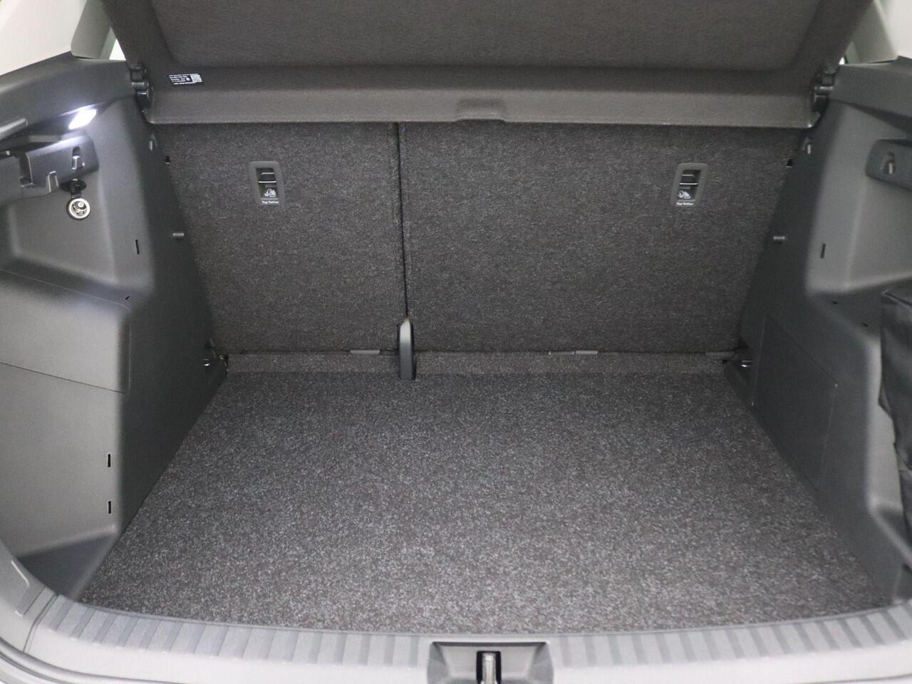 Skoda Elroq 60 Business Edition 204PK Warmtepomp, Keyless, Adaptieve Cruise Controle, Achteruitrijcamera, Side Assist, Navi, Stoel-Stuurverwarming, 19" LM Velgen