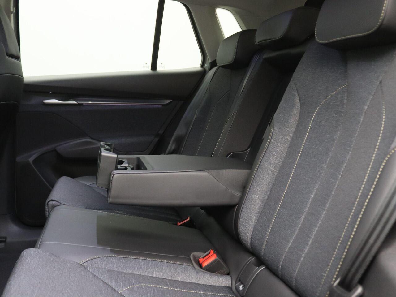 Skoda Elroq 60 Business Edition 204PK Warmtepomp, Keyless, Adaptieve Cruise Controle, Achteruitrijcamera, Side Assist, Navi, Stoel-Stuurverwarming, 19" LM Velgen