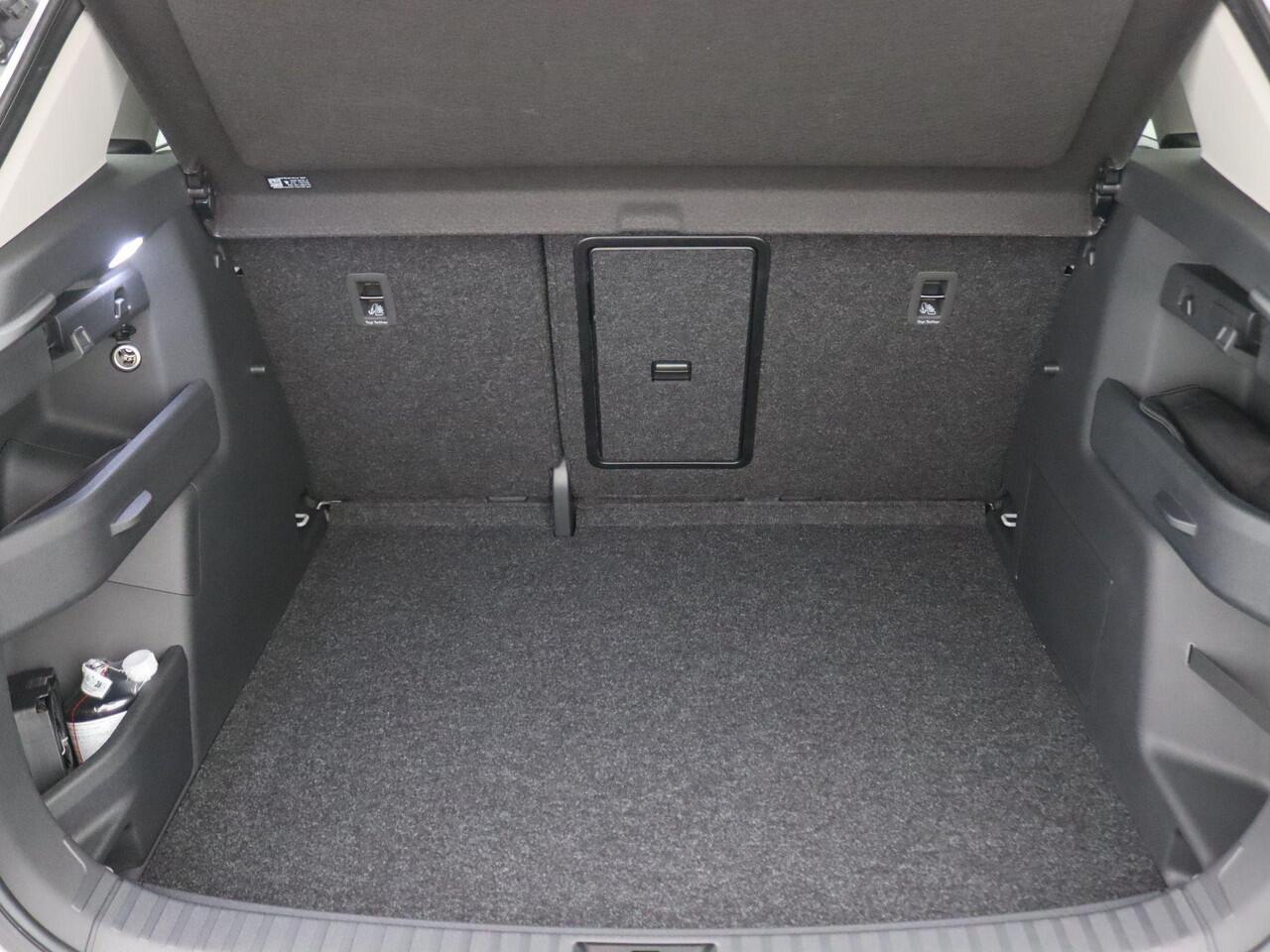 Skoda Elroq 60 Business Edition 204PK Warmtepomp, Keyless, Adaptieve Cruise Controle, Achteruitrijcamera, Side Assist, Navi, Stoel-Stuurverwarming, 19" LM Velgen