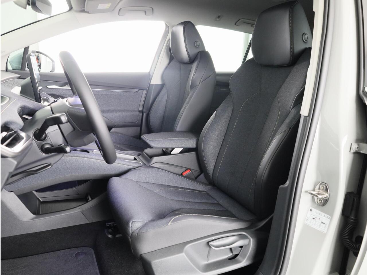 Skoda Elroq 60 Business Edition Tour 204 pk | Trekhaak | Business Upgrade Pakket - CLEVER | 20 inch lichtmetalen velgen | Adaptive Cruise Control | Dode hoeksensor | Bagage scheidingsnet