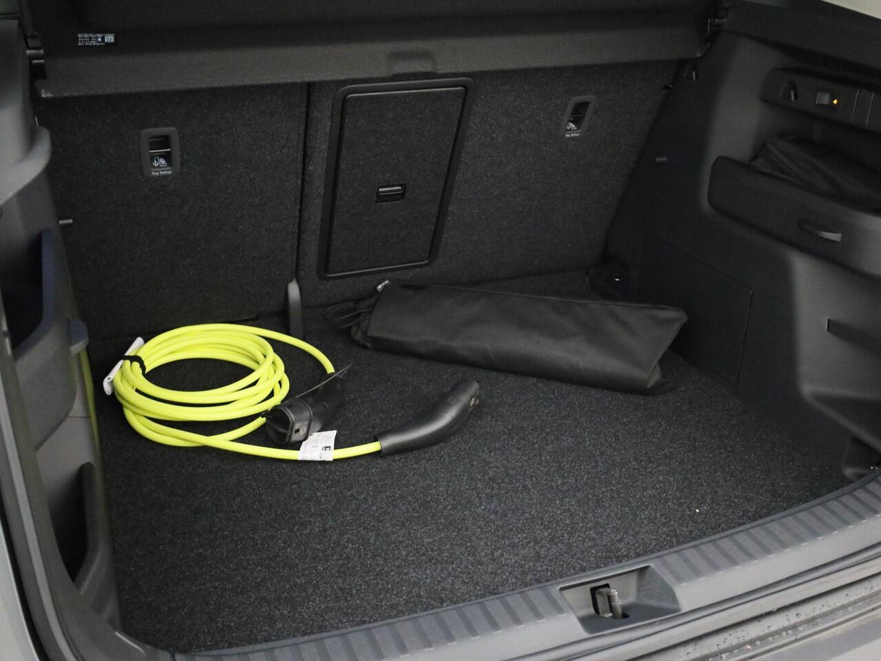 Skoda Elroq 60 Business Edition Tour | 20 inch Vega Velgen | Trekhaak, wegklapbaar | Private lease ¤439,- p/m |