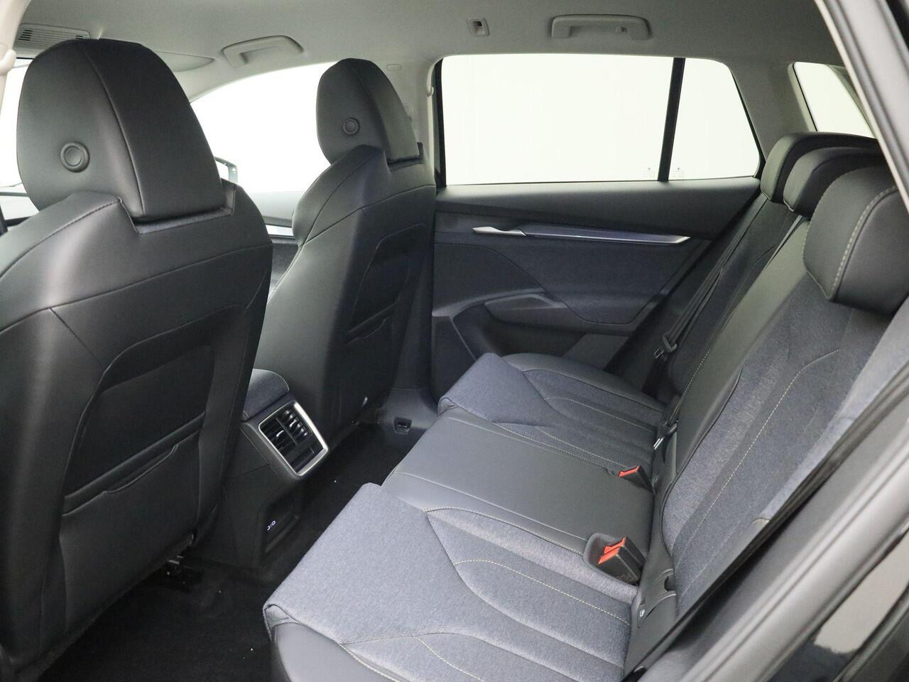 Skoda Elroq 60 Business Edition Tour | 20 inch Vega Velgen | Trekhaak, wegklapbaar | Private lease ¤479,- p/m | Black Pack |