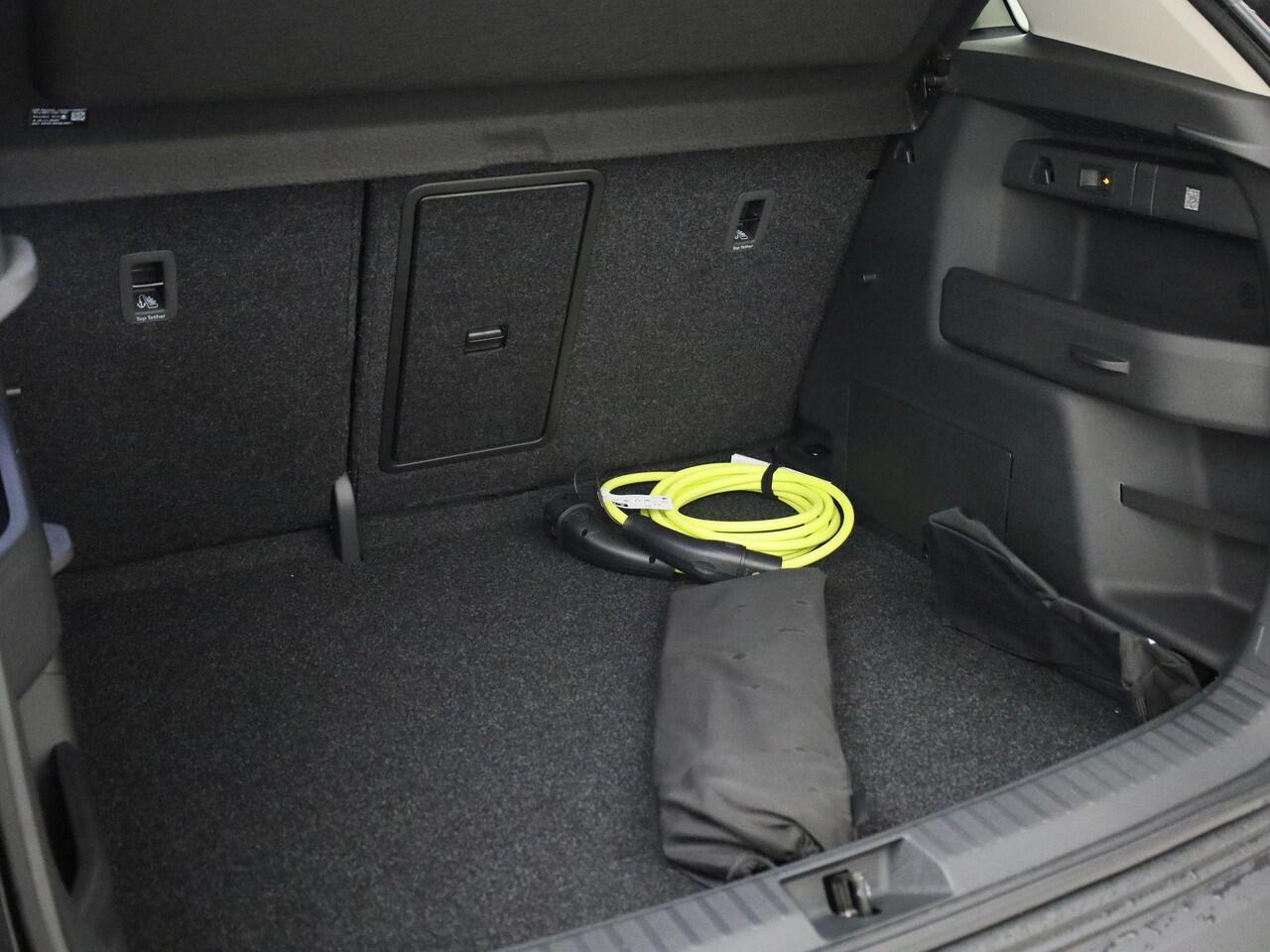 Skoda Elroq 60 Business Edition Tour | 20 inch Vega Velgen | Trekhaak, wegklapbaar | Private lease ¤479,- p/m | Black Pack |