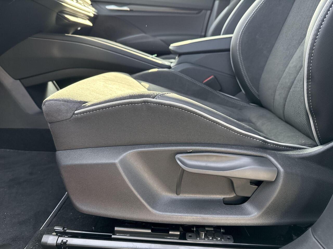 Skoda Elroq 85 Sportline Elektrische aandrijving | Business Upgrade Plus Pakket | Trekhaak wegklapbaar | Light band | ¤3000,- inruilpremie