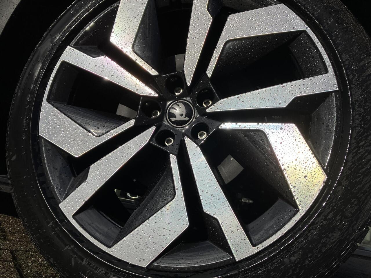 Skoda Elroq 85 Sportline 286 PK | Trekhaak | Led Matrix | Elektrische achterklep | Verlichte Grille |