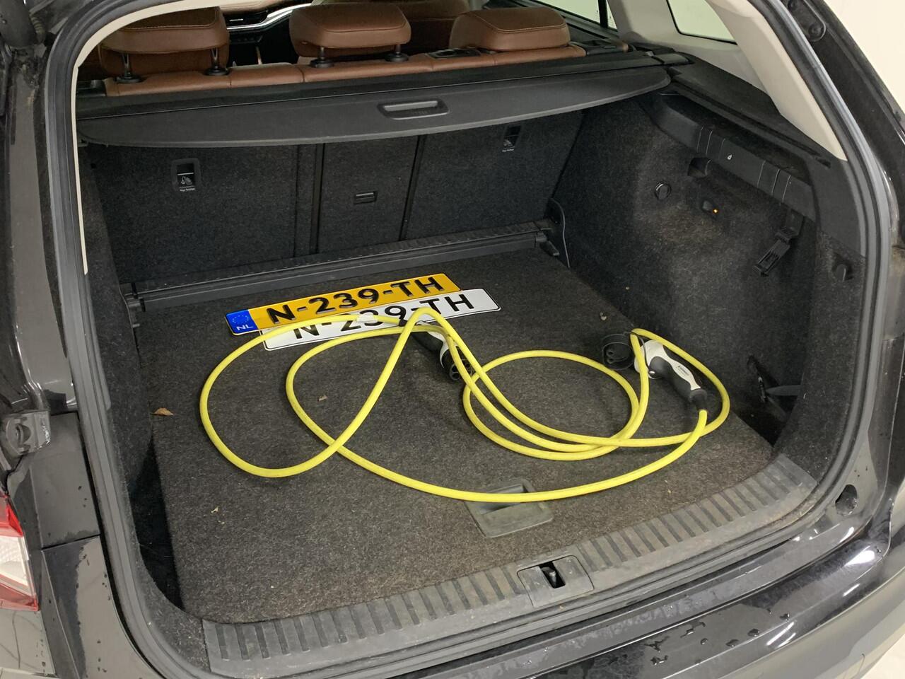 Skoda Enyaq iV 80 PANORAMADAK | UITKLAPBARE TREKHAAK | SOH 91,9 % | RONDOM ZICHT CAMERA | LEDEREN BEKLEDING