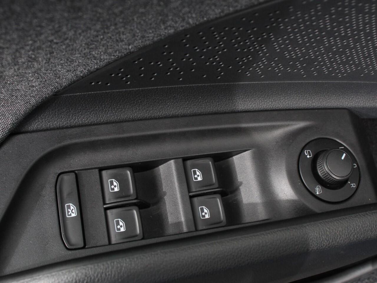 Skoda Enyaq iV 60 Airco Navi Carplay Adaptive Cruise Control Park Pack + Camera Full LED Stoel/Stuurverwarming