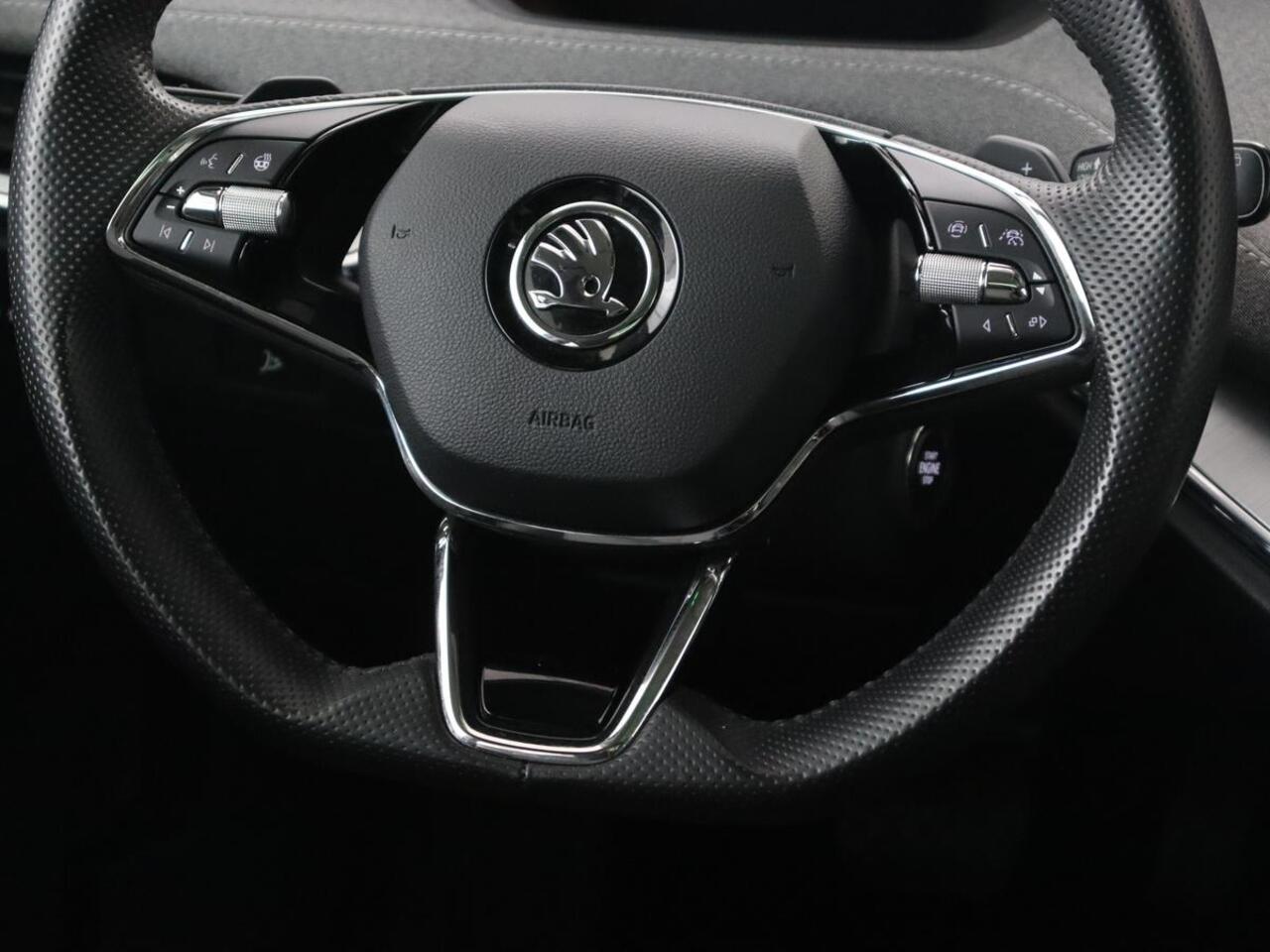 Skoda Enyaq iV 60 | Panoramadak | Stoel & achterbankverwarming | Carplay | Sportstuur | Keyless | Full LED | Navigatie | Cruise control | 21'' lichtmetalen velgen