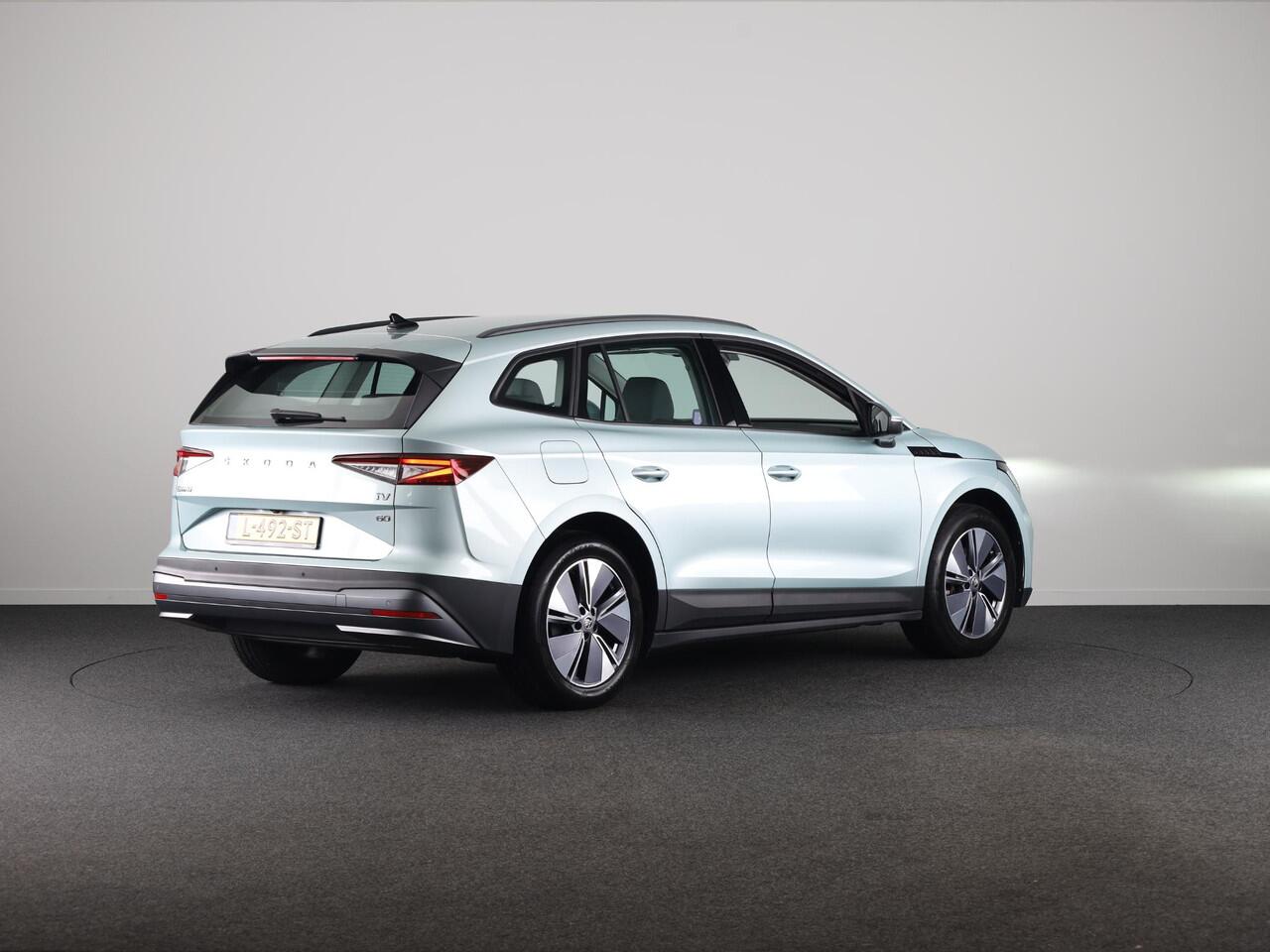 Skoda Enyaq iV 60 180 pk | Navigatie | Parkeersensoren | Achteruitrijcamera | LED koplampen | Lederen/stof bekleding |