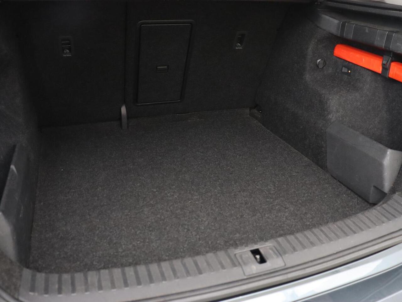 Skoda Enyaq iV 60 | Trekhaak | Adaptive cruise | Camera | Keyless | Stuurverwarming | Half leder | 19'' | Carplay | Navigatie | Digital Cockpit | Full LED | File Assistent | Parkeerhulp