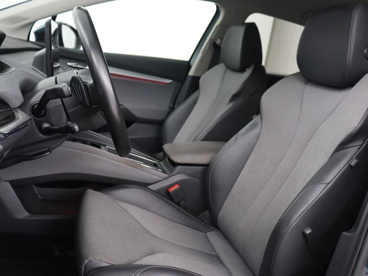 Skoda Enyaq iV 60 | Trekhaak | Adaptive cruise | Camera | Keyless | Stuurverwarming | Half leder | 19'' | Carplay | Navigatie | Digital Cockpit | Full LED | File Assistent | Parkeerhulp