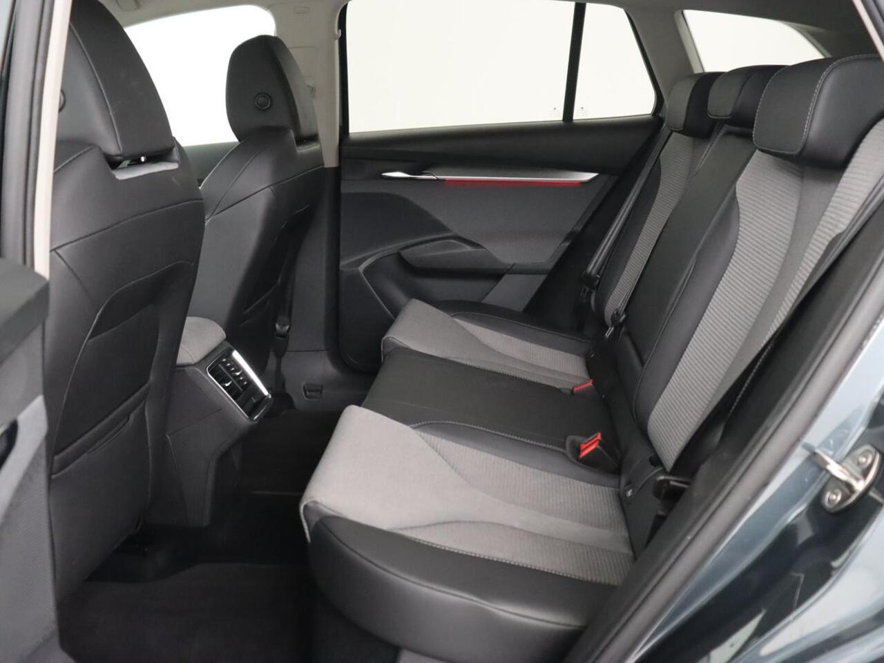 Skoda Enyaq iV 60 | Trekhaak | Adaptive cruise | Camera | Keyless | Stuurverwarming | Half leder | 19'' | Carplay | Navigatie | Digital Cockpit | Full LED | File Assistent | Parkeerhulp