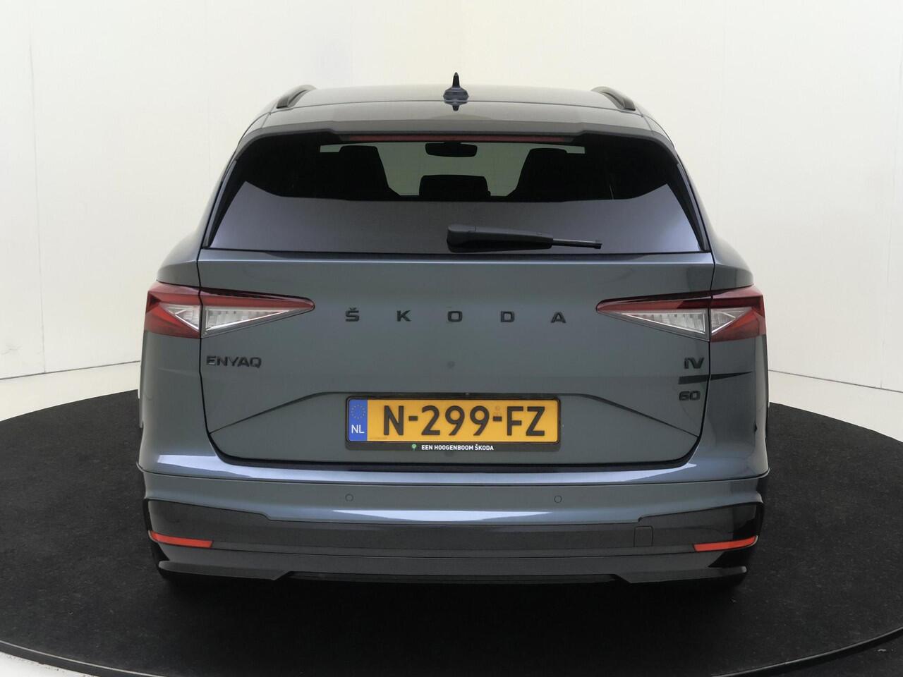 Skoda Enyaq iV 60 Sportline | Dodehoek detectie | Keyless | Achteruitrijcamera | LED matrix verlichting | Stuurwiel verwarmd | Adaptieve cruise control | 21 inch Licht metalen velgen | Navigatie |