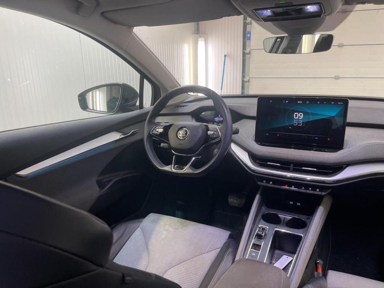 Skoda Enyaq iV 60 Airco ECC Navi Wireless Carplay Sportpack Adaptive Cruise Control Trekhaak PDC Full LED 19" Velgen Ambient light