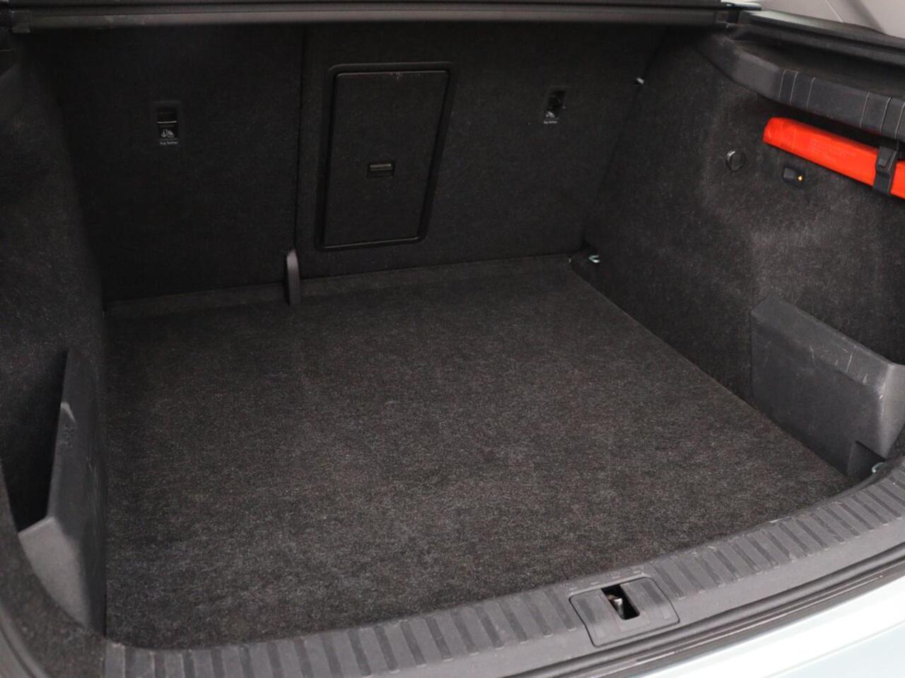 Skoda Enyaq iV 80 | Panoramadak | Trekhaak | Stoelverwarming | Camera | Sfeerverlichting | Carplay | Navigatie | Achterbankverwarming | Full LED | Parkeerhulp | Cruise control