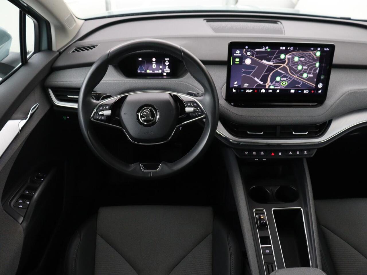 Skoda Enyaq iV 80 | Panoramadak | Trekhaak | Stoelverwarming | Camera | Sfeerverlichting | Carplay | Navigatie | Achterbankverwarming | Full LED | Parkeerhulp | Cruise control